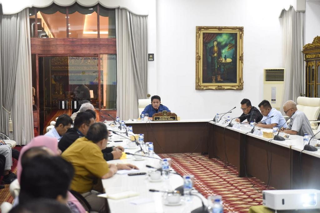 Gubernur Sumsel Herman Deru bersama pihak Pemkab Lahat, KONI Sumsel, dan Dispora Sumsel menggelar rapat darurat pelaksanaan Porprov Lahat di Griya Agung, Palembang, Selasa (5/9/2023) malam. Foto : Humas Pemprov Sumsel.