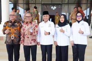 Pj Bupati Muba Apriyadi Mahmud yang juga menjabat Ketua Komisariat Wilayah (Komwil) Forum Sekretaris Daerah Seluruh Indonesia (FORSESDASI) Sumsel, Senin (25/9/2023) memimpin Rapat Koordinasi Komwil FORSESDASI Sumsel di Gedung Pendopoan Komplek Perkantoran Tanjung Senai Indralaya Kabupaten Ogan Ilir. Dinkominfo Muba.