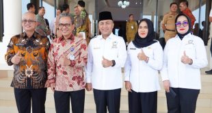 Pj Bupati Muba Apriyadi Mahmud yang juga menjabat Ketua Komisariat Wilayah (Komwil) Forum Sekretaris Daerah Seluruh Indonesia (FORSESDASI) Sumsel, Senin (25/9/2023) memimpin Rapat Koordinasi Komwil FORSESDASI Sumsel di Gedung Pendopoan Komplek Perkantoran Tanjung Senai Indralaya Kabupaten Ogan Ilir. Dinkominfo Muba.