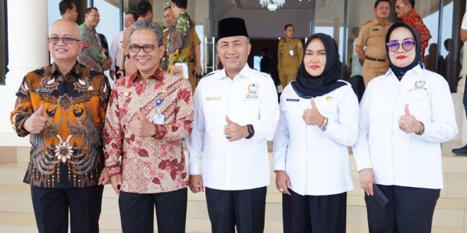 Pj Bupati Muba Apriyadi Mahmud yang juga menjabat Ketua Komisariat Wilayah (Komwil) Forum Sekretaris Daerah Seluruh Indonesia (FORSESDASI) Sumsel, Senin (25/9/2023) memimpin Rapat Koordinasi Komwil FORSESDASI Sumsel di Gedung Pendopoan Komplek Perkantoran Tanjung Senai Indralaya Kabupaten Ogan Ilir. Dinkominfo Muba.