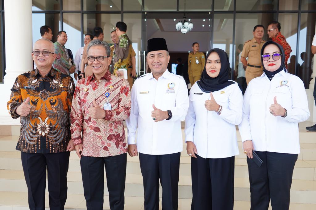 Pj Bupati Muba Apriyadi Mahmud yang juga menjabat Ketua Komisariat Wilayah (Komwil) Forum Sekretaris Daerah Seluruh Indonesia (FORSESDASI) Sumsel, Senin (25/9/2023) memimpin Rapat Koordinasi Komwil FORSESDASI Sumsel di Gedung Pendopoan Komplek Perkantoran Tanjung Senai Indralaya Kabupaten Ogan Ilir. Dinkominfo Muba.