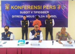 ES (23), warga Tulung Selapan, Kabupaten OKI yang ditangkap jajaran Polda Sumsel, ditunjukkan saat pers rilis Polda Sumsel, Rabu (27/9/2023). Foto : Sumselheadline/Ela.