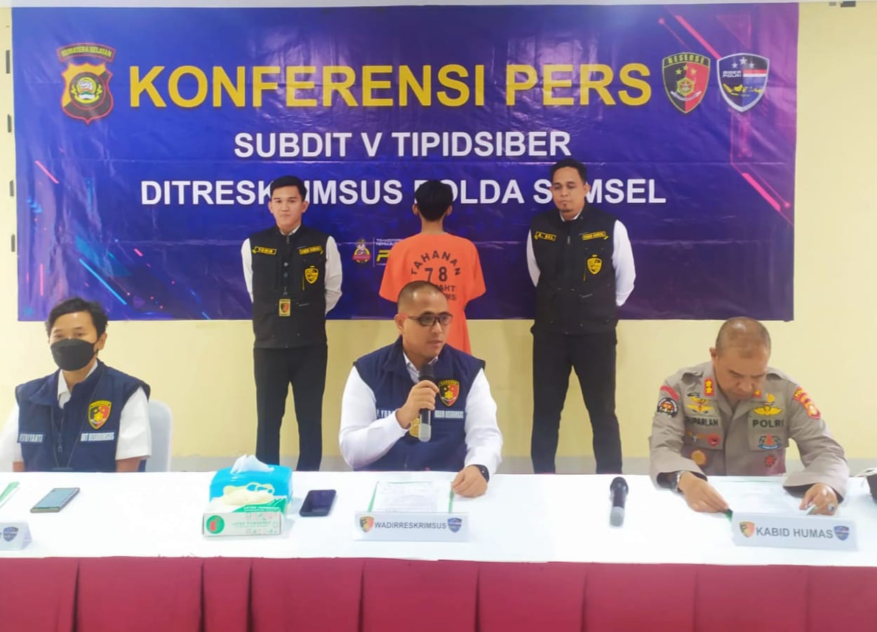 ES (23), warga Tulung Selapan, Kabupaten OKI yang ditangkap jajaran Polda Sumsel, ditunjukkan saat pers rilis Polda Sumsel, Rabu (27/9/2023). Foto : Sumselheadline/Ela.