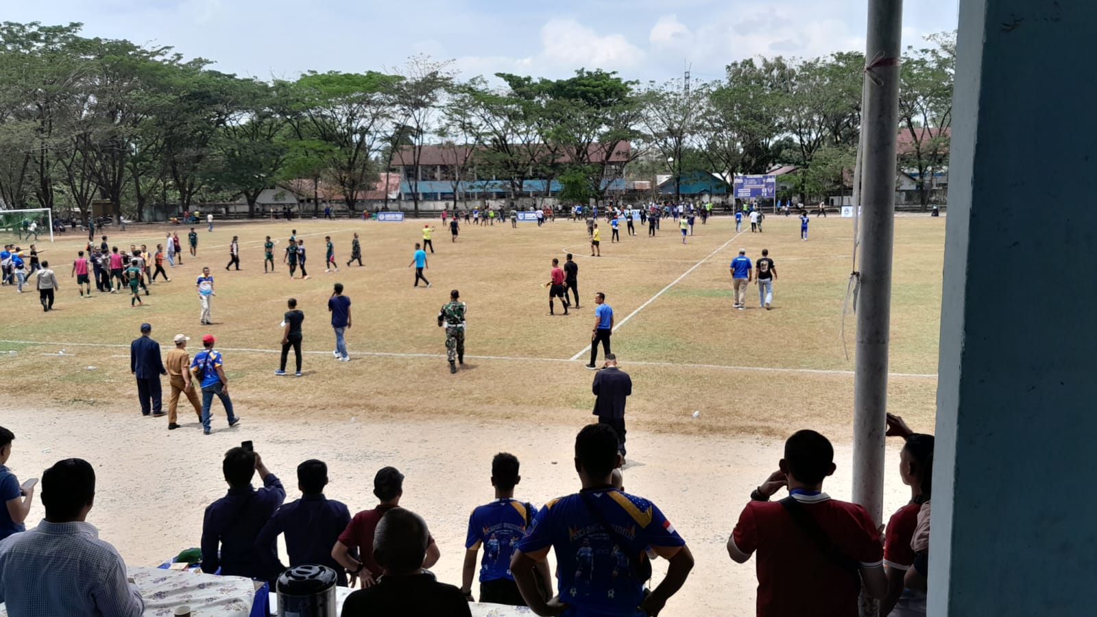 Sempat terjadi kericuhan dalam pertandingan sepakbola Porprov saat berhadapan kesebelsan Muba dan OKU Selatan. Namun kericuhan ceoat diantisipasi oleh jajaran Polri dan Kodim setempat, Selasa (19/9/2023). Foto : Dok Humas PB Porprov XIV.