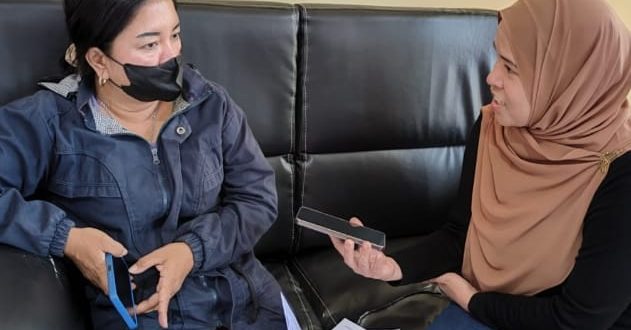 Rodiana yang melopor ke Polrestabes Palembang atas penganiyaan yang dilakukan suaminya, Senin (11/9/2023). Foto : Sumselheadline/Ela.