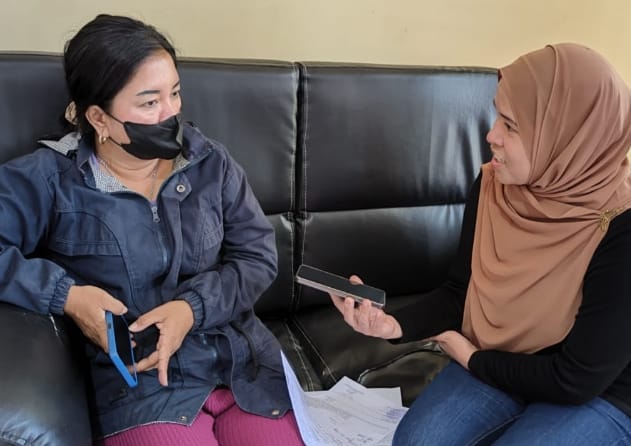 Rodiana yang melopor ke Polrestabes Palembang atas penganiyaan yang dilakukan suaminya, Senin (11/9/2023). Foto : Sumselheadline/Ela.