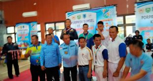 Bupati Lahat, H Cik Ujang bersama para atlet dan pengurus cabor yang mempersembahkan medali emas cabor sambo, Kamis (14/9/2023). Foto: Humas KONI Sumsel