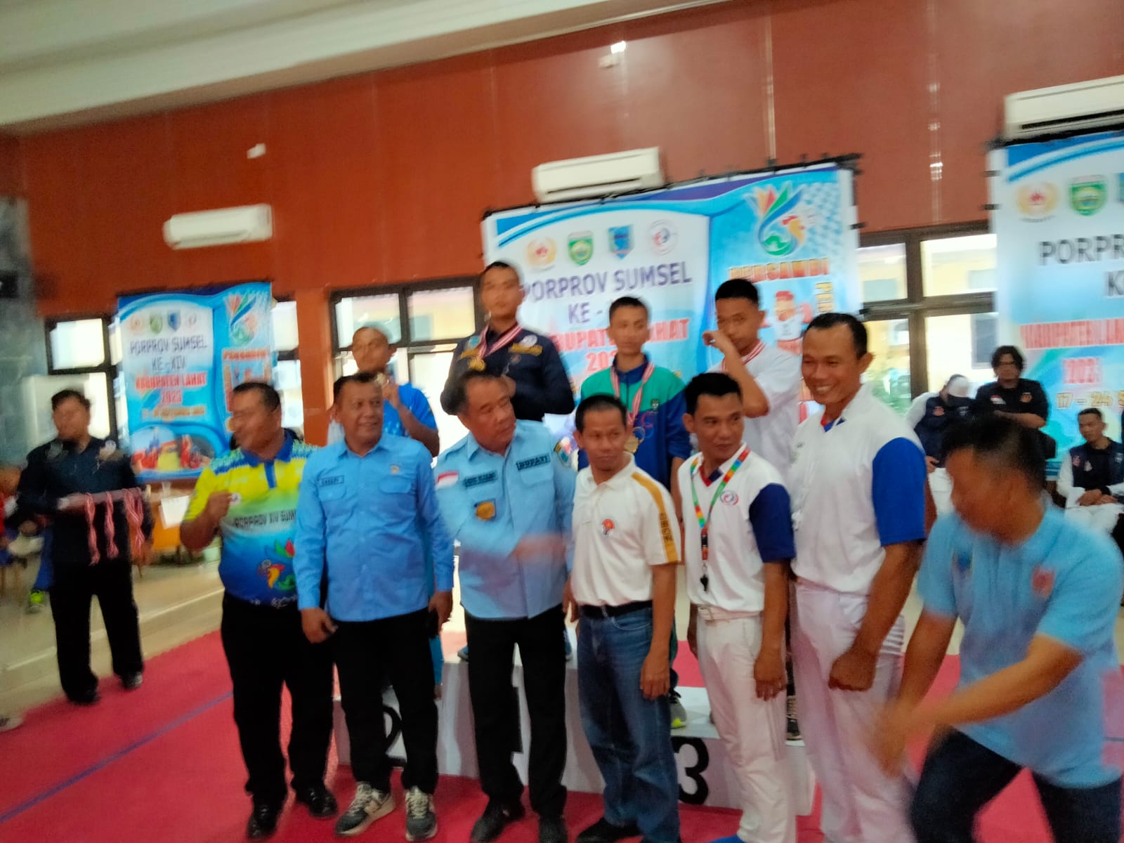 Bupati Lahat, H Cik Ujang bersama para atlet dan pengurus cabor yang mempersembahkan medali emas cabor sambo, Kamis (14/9/2023). Foto: Humas KONI Sumsel