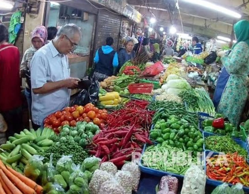 Penjualan sayuran dan kebutuhan dapur di Palembang, penyumbang terbesar Sumsel deflasi 0,04 pada Agustus 2023. Sabtu (3/9/2023). Foto : Sumselheadline/Ela.