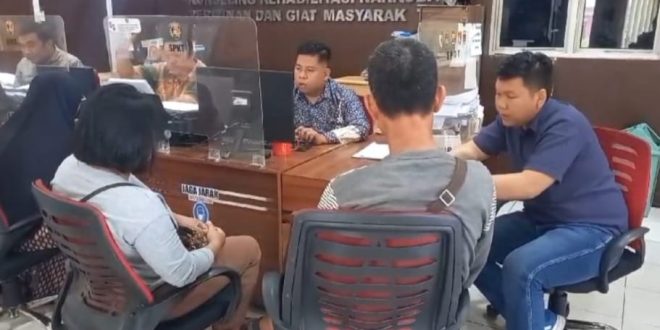 Dewi Shinta melapor ke polisis atas penipuan yang dialaminya, Kamis (7/9/2023). Foto : Sumselheadline/Ela.