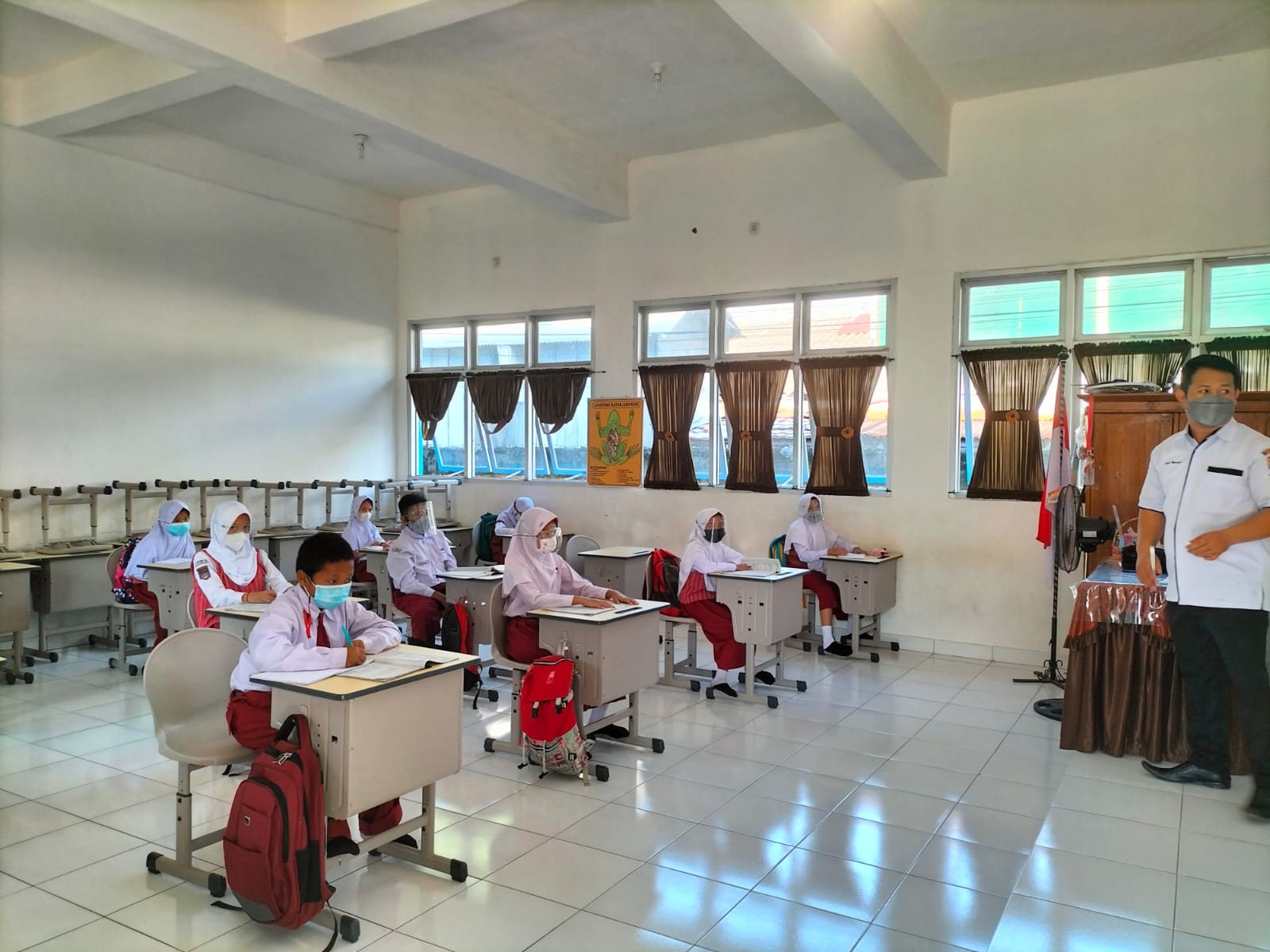 Ilustrasi siswa sekolah dasar yang belajar menggunakan masker . Foto : Dok Sumselheadline.