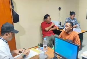Tim Opsnal Subdit Kamsus Ditintelkam Polda Sumsel, Minggu, (3/9/2023) dini hari mengamankan petugas kepolisian sopir dan kernet truk Mitsubishi Colt Diesel nopol BG 8065 KC saat melintas di Jalan Lintas Betung-Palembang. Foto : Sumselheadline/Ela.