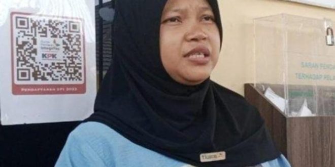 Sri yang melapor menjadi korban penipuan bermodus gave away Baim Wong, Minggu (3/9/2023). Foto : Sumselheadline/Ela.