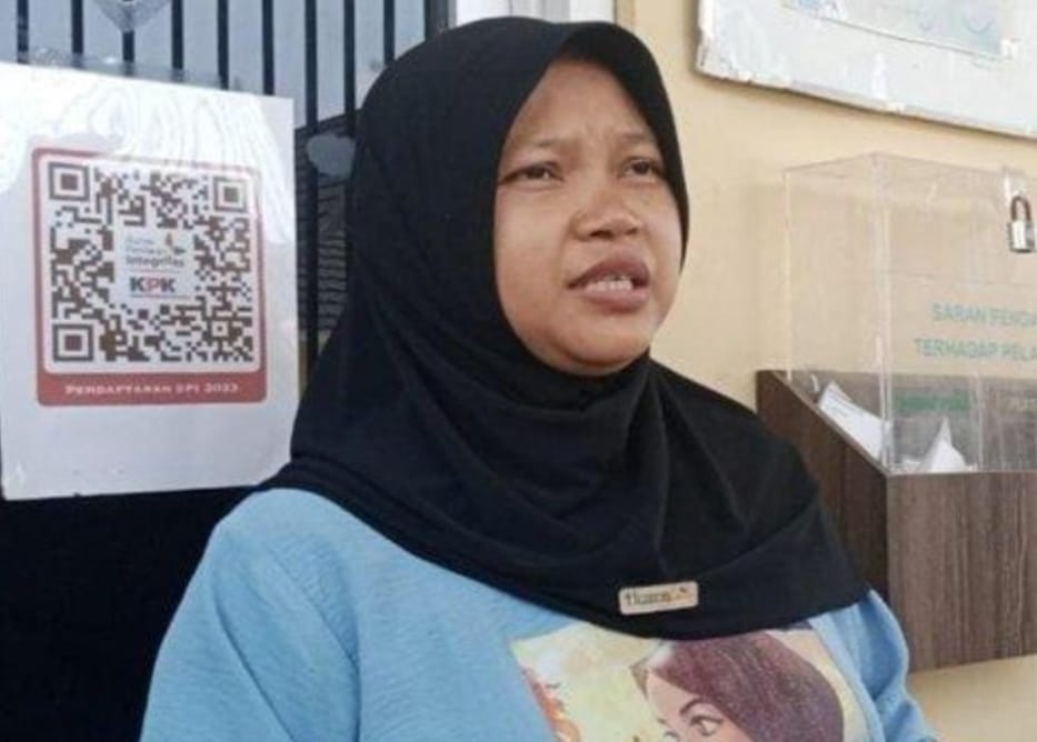 Sri yang melapor menjadi korban penipuan bermodus gave away Baim Wong, Minggu (3/9/2023). Foto : Sumselheadline/Ela.