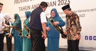 Atas prestasinya menurunkan angka stunting, Pj Bupati Apriyadi Mahmud dan Pj Ketua TP PKK Asna Aini Apriyadi, menerima penghargaan dari Gubernur Sumsel Herman Deru, Rabu (6/9/2023). Foto : Dinkominfo Muba.