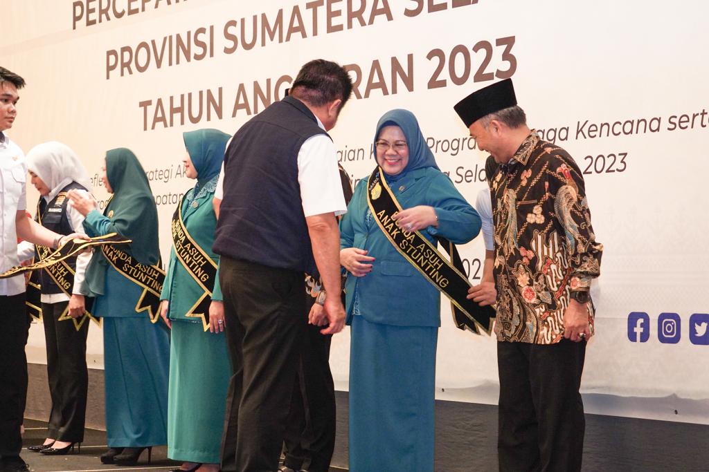 Atas prestasinya menurunkan angka stunting, Pj Bupati Apriyadi Mahmud dan Pj Ketua TP PKK Asna Aini Apriyadi, menerima penghargaan dari Gubernur Sumsel Herman Deru, Rabu (6/9/2023). Foto : Dinkominfo Muba.