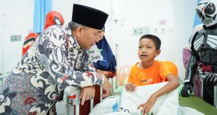 Seraya membawa batman, Pj Bupati Muba Apriyadi melihat langsung pasien operasi bibir sumbing di RSUD Sekayu, Sabtu (9/9/2023). Foto : Dinkominfo Muba.