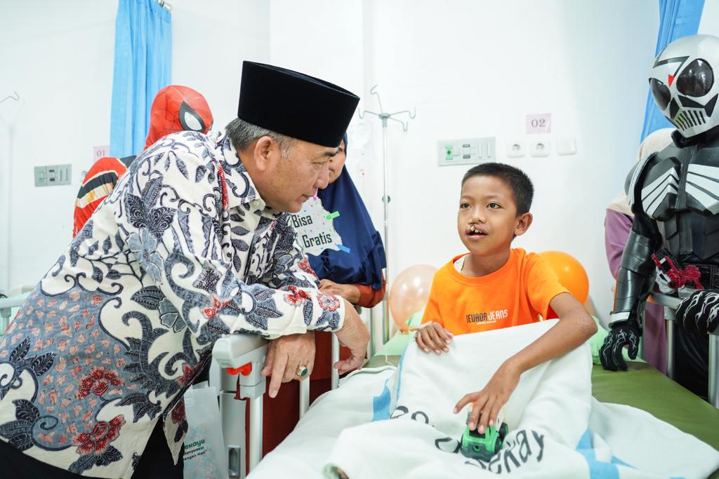 Seraya membawa batman, Pj Bupati Muba Apriyadi melihat langsung pasien operasi bibir sumbing di RSUD Sekayu, Sabtu (9/9/2023). Foto : Dinkominfo Muba.