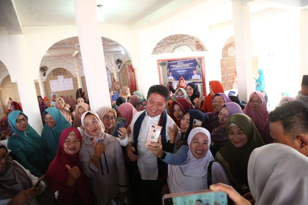 Gubernur Sumsel Herman Deru bersama anggota majelis taklim Tanah Mas, Banyuasin, Minggu (3/9/2023). Foto : Humas Pemprov Sumsel.