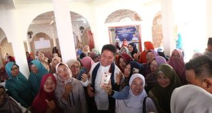 Gubernur Sumsel Herman Deru bersama anggota majelis taklim Tanah Mas, Banyuasin, Minggu (3/9/2023). Foto : Humas Pemprov Sumsel.