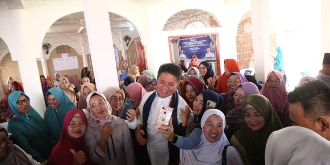 Gubernur Sumsel Herman Deru bersama anggota majelis taklim Tanah Mas, Banyuasin, Minggu (3/9/2023). Foto : Humas Pemprov Sumsel.