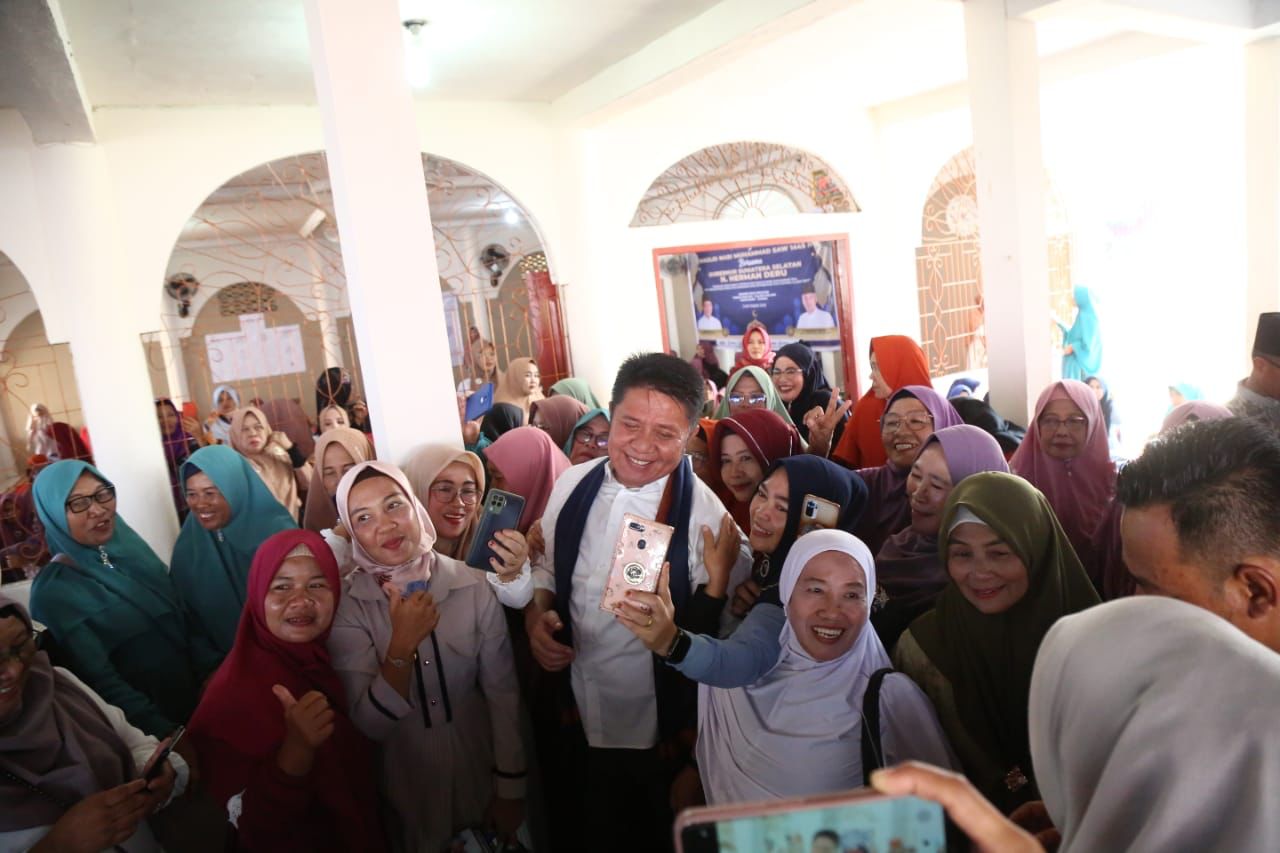 Gubernur Sumsel Herman Deru bersama anggota majelis taklim Tanah Mas, Banyuasin, Minggu (3/9/2023). Foto : Humas Pemprov Sumsel.