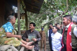 Menteri ATR/BPN Marsekal TNI (Purn) Dr Hadi Tjahjanto didampingi Gubernur Sumsel H Herman Deru, Kamis (7/9/2023 membagikan sertifikat tanah pada warga Desa Tebing Tinggi dan Desa Jati Mulya Kabupaten Muratara. Foto : Humas Pemprov Sumsel.