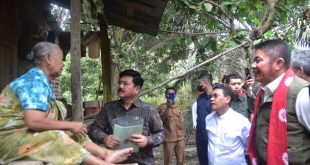 Menteri ATR/BPN Marsekal TNI (Purn) Dr Hadi Tjahjanto didampingi Gubernur Sumsel H Herman Deru, Kamis (7/9/2023 membagikan sertifikat tanah pada warga Desa Tebing Tinggi dan Desa Jati Mulya Kabupaten Muratara. Foto : Humas Pemprov Sumsel.