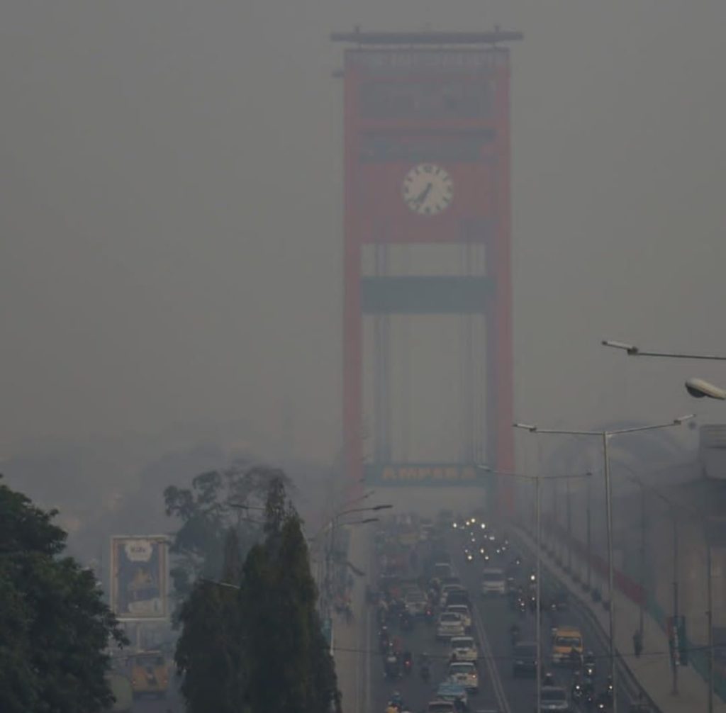 Kabut mulai menyelimuti kawasan Palembang, terutama di pagi dan sere hari. Foto : Dok DLHK Palembang.