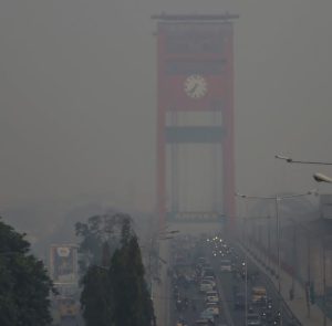 Kabut mulai menyelimuti kawasan Palembang, terutama di pagi dan sere hari. Foto : Dok DLHK Palembang.