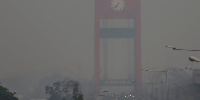 Kabut mulai menyelimuti kawasan Palembang, terutama di pagi dan sere hari. Foto : Dok DLHK Palembang.