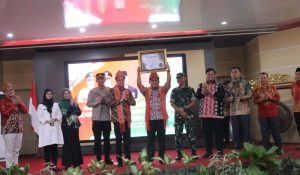 Deputi Direksi Wilayah III BPJS Kesehatan, Yudi Bastia dan Bupati Banyuasin, Askolani saat launching UHC Kabupaten Banyuasin, Jumat (15/9/2023). Foto : Sumselheadline/Ela.