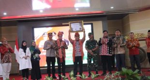Deputi Direksi Wilayah III BPJS Kesehatan, Yudi Bastia dan Bupati Banyuasin, Askolani saat launching UHC Kabupaten Banyuasin, Jumat (15/9/2023). Foto : Sumselheadline/Ela.