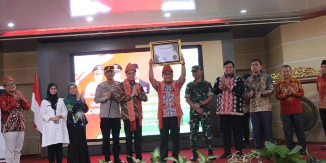 Deputi Direksi Wilayah III BPJS Kesehatan, Yudi Bastia dan Bupati Banyuasin, Askolani saat launching UHC Kabupaten Banyuasin, Jumat (15/9/2023). Foto : Sumselheadline/Ela.