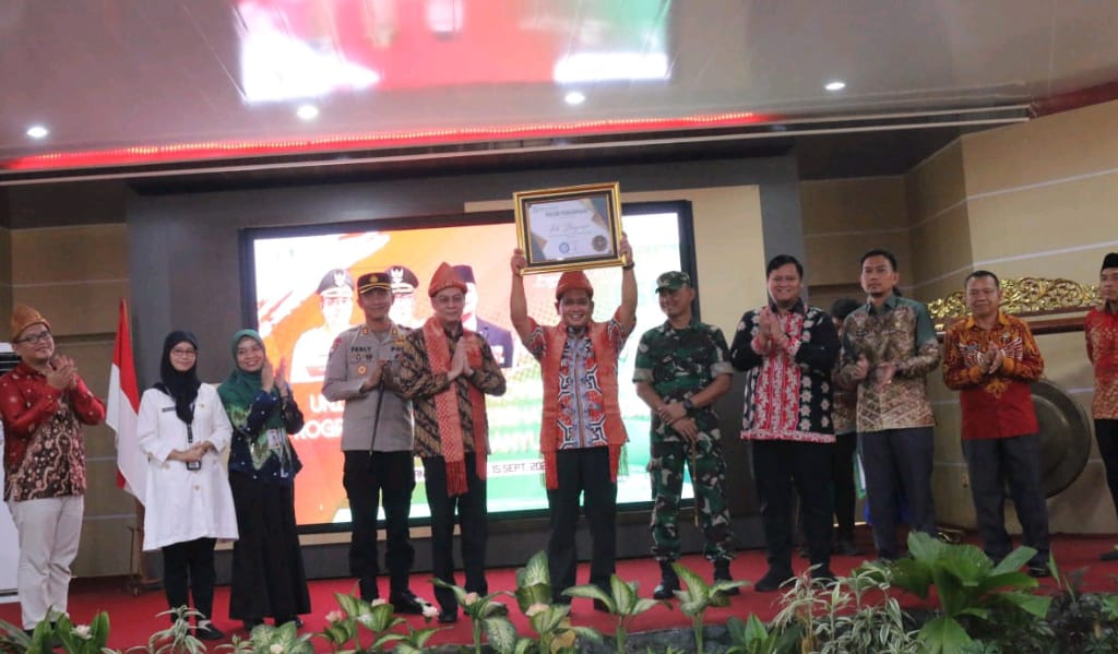 Deputi Direksi Wilayah III BPJS Kesehatan, Yudi Bastia dan Bupati Banyuasin, Askolani saat launching UHC Kabupaten Banyuasin, Jumat (15/9/2023). Foto : Sumselheadline/Ela.