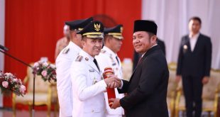 Ratu Dewa mendapat ucapana selamat dari Gubernur Sumsel Herman Deru usai dilantik menjadi Penjabat (Pj) Walikotaa Palembang, Senin (18/9/2023). Foto : Humas Pemprov Sumsel.