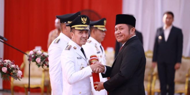 Ratu Dewa mendapat ucapana selamat dari Gubernur Sumsel Herman Deru usai dilantik menjadi Penjabat (Pj) Walikotaa Palembang, Senin (18/9/2023). Foto : Humas Pemprov Sumsel.