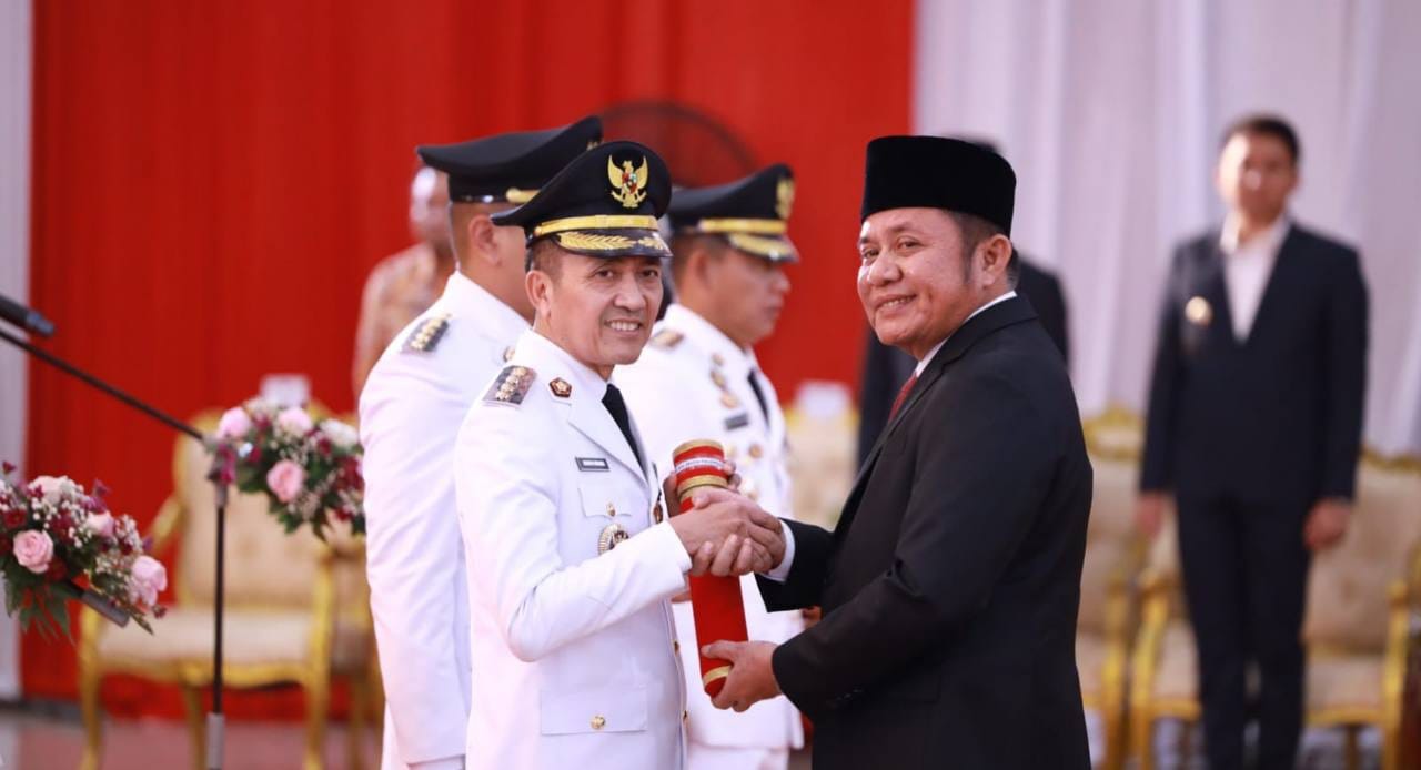 Ratu Dewa mendapat ucapana selamat dari Gubernur Sumsel Herman Deru usai dilantik menjadi Penjabat (Pj) Walikotaa Palembang, Senin (18/9/2023). Foto : Humas Pemprov Sumsel.