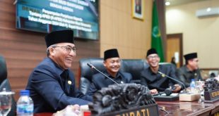 Pj Bupati Muba, Apriyadi pada paripurna DPRD Muba dengan agenda penyampaian nota keuangan RAPBD 2024, Senin (2/10/2023). Foto : Dinkominfo Muba.