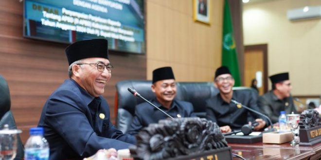 Pj Bupati Muba, Apriyadi pada paripurna DPRD Muba dengan agenda penyampaian nota keuangan RAPBD 2024, Senin (2/10/2023). Foto : Dinkominfo Muba.