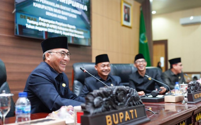 Pj Bupati Muba, Apriyadi pada paripurna DPRD Muba dengan agenda penyampaian nota keuangan RAPBD 2024, Senin (2/10/2023). Foto : Dinkominfo Muba.