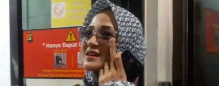 Yoan, wanita yang videonya viral ngomong bahwa boleh saja bakar lahan, diperiksa polisi, Senin (2/10/2023). Foto : Sumselheadline/Ela