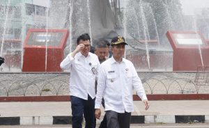 Pj Walikota Palembang, Ratu Dewa saat melihat kondisi seputar air mancur dan Masjid Agung, Rabu (4/10/2023). Foto : Sumselheadline/pitria