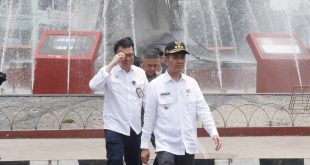 Pj Walikota Palembang, Ratu Dewa saat melihat kondisi seputar air mancur dan Masjid Agung, Rabu (4/10/2023). Foto : Sumselheadline/pitria