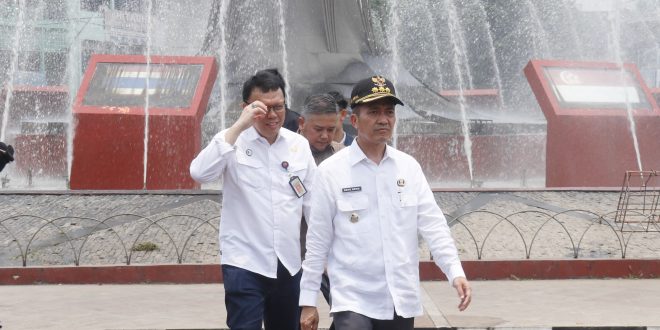 Pj Walikota Palembang, Ratu Dewa saat melihat kondisi seputar air mancur dan Masjid Agung, Rabu (4/10/2023). Foto : Sumselheadline/pitria