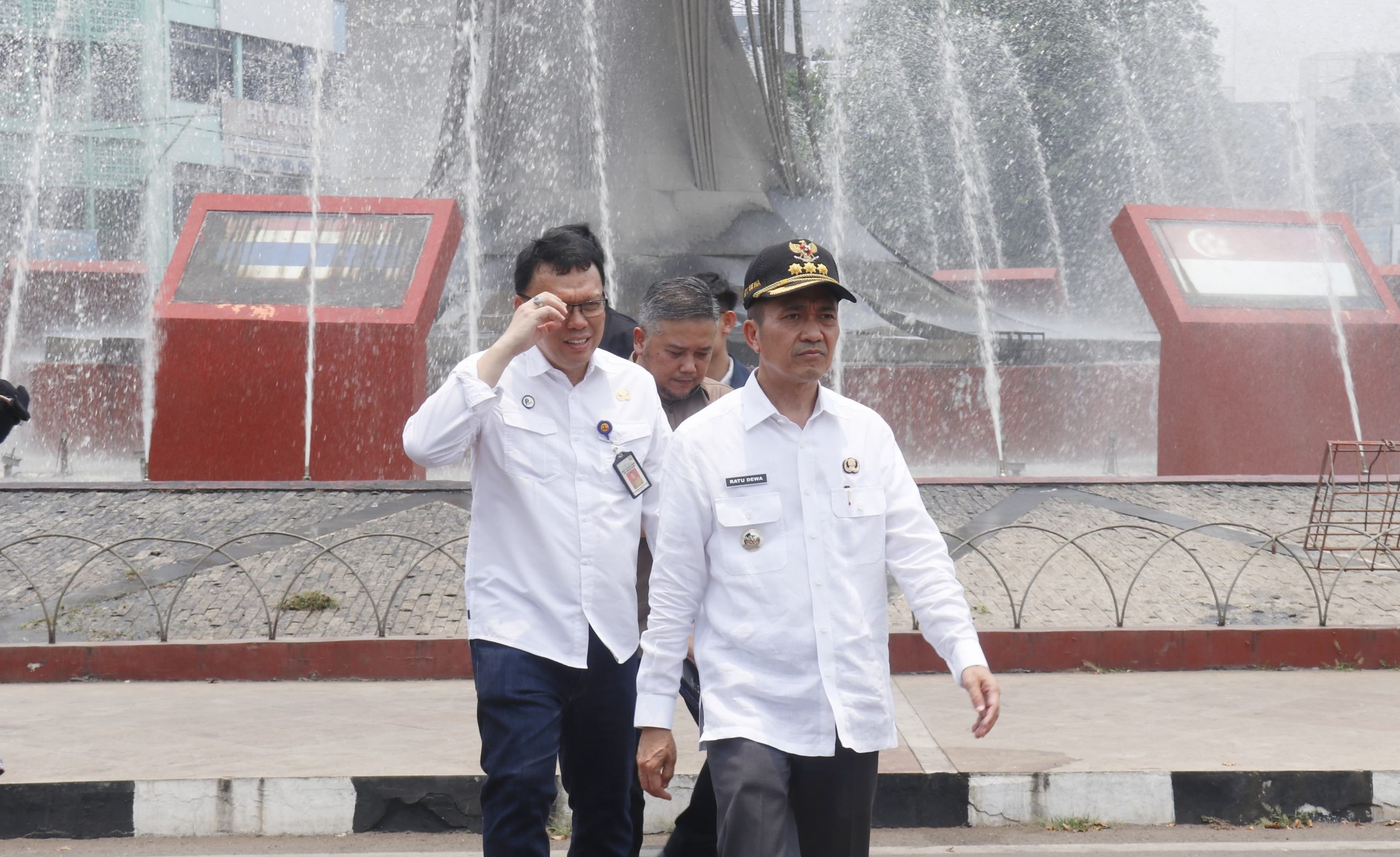 Pj Walikota Palembang, Ratu Dewa saat melihat kondisi seputar air mancur dan Masjid Agung, Rabu (4/10/2023). Foto : Sumselheadline/pitria