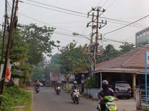 Lampu jalan mati di sekitar Jalan Dwikora 1 Palembang, Rabu (4/10/2023). Foto : Sumselheadline/Pitria