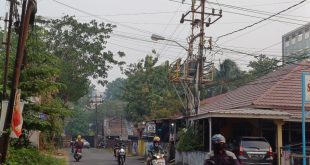 Lampu jalan mati di sekitar Jalan Dwikora 1 Palembang, Rabu (4/10/2023). Foto : Sumselheadline/Pitria