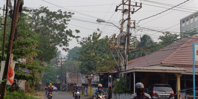 Lampu jalan mati di sekitar Jalan Dwikora 1 Palembang, Rabu (4/10/2023). Foto : Sumselheadline/Pitria