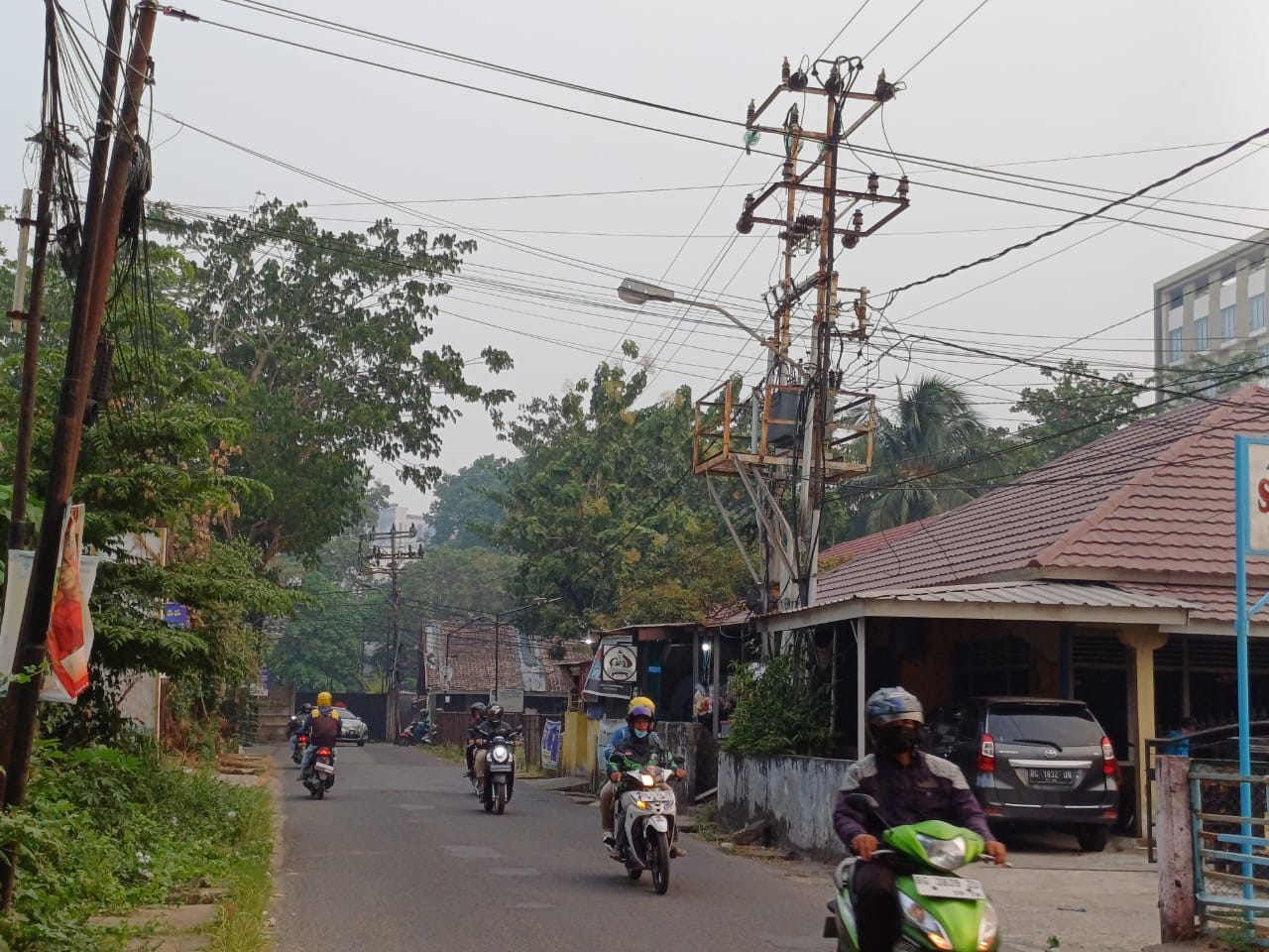 Lampu jalan mati di sekitar Jalan Dwikora 1 Palembang, Rabu (4/10/2023). Foto : Sumselheadline/Pitria